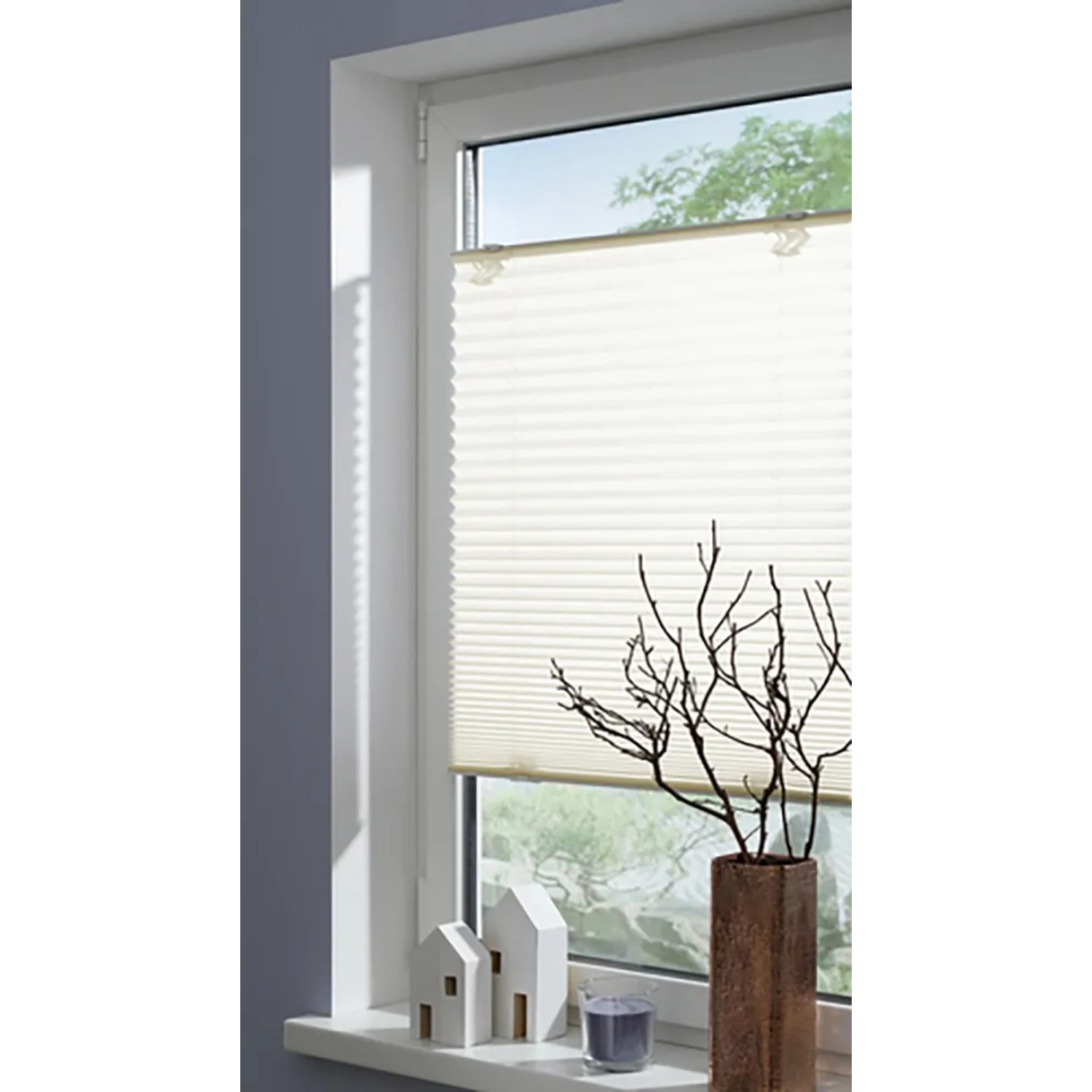 Cremefarbenes Gardinia Plissee Solo 90x130 cm am Fenster, blickdicht und ohne Bohren montiert.