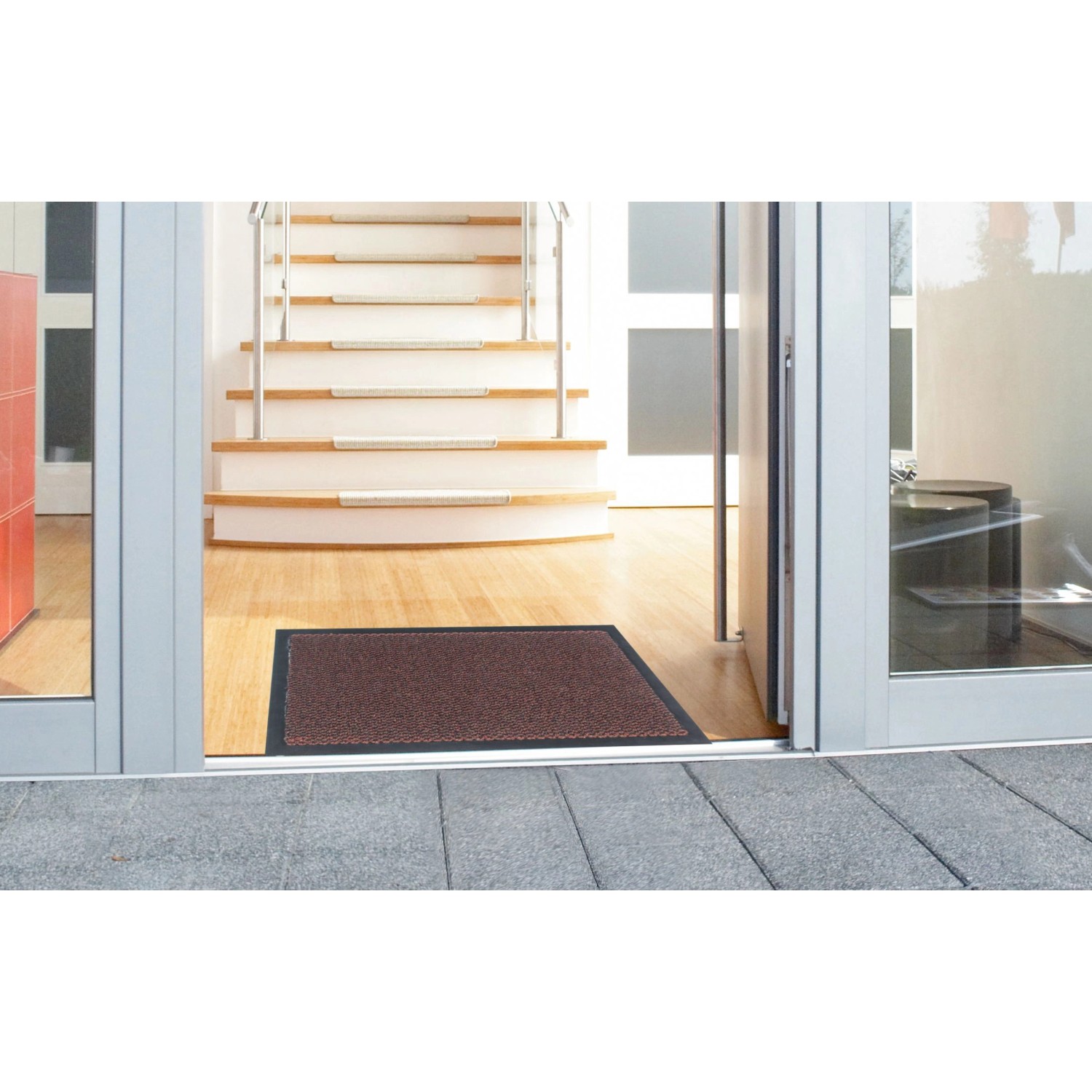 Astra Sauberlaufmatte Saphir, 90x150 cm, rot meliert, vor einer Haustür.
