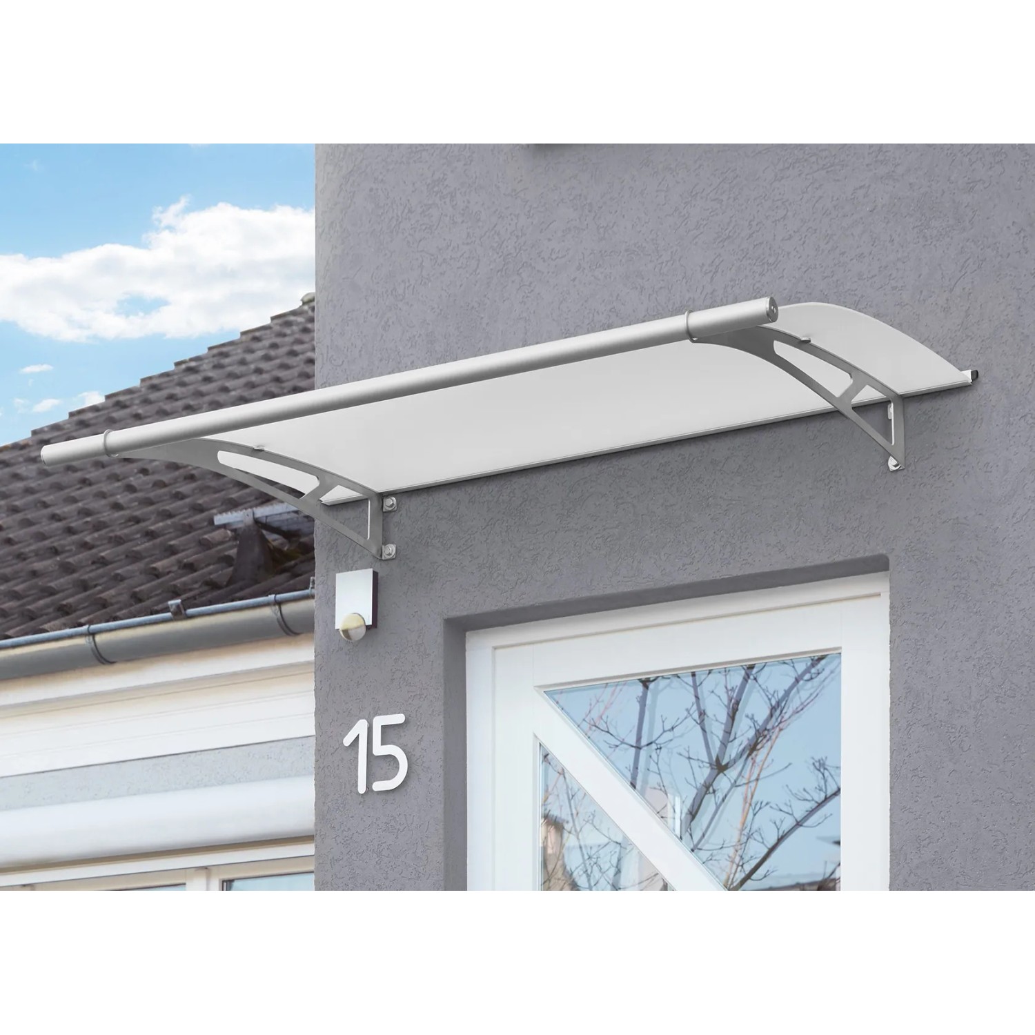 Modernes Pultvordach aus Edelstahl und satiniertem, weißen Acrylglas über einer Haustür.