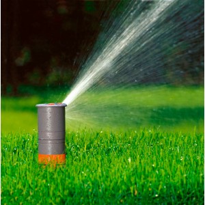 Gardena Turbinen-Versenkregner T 200 bewässert Rasenfläche. Sprinkler-System im Einsatz.