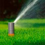 Gardena Turbinen-Versenkregner T 200 bewässert Rasenfläche. Sprinkler-System im Einsatz.