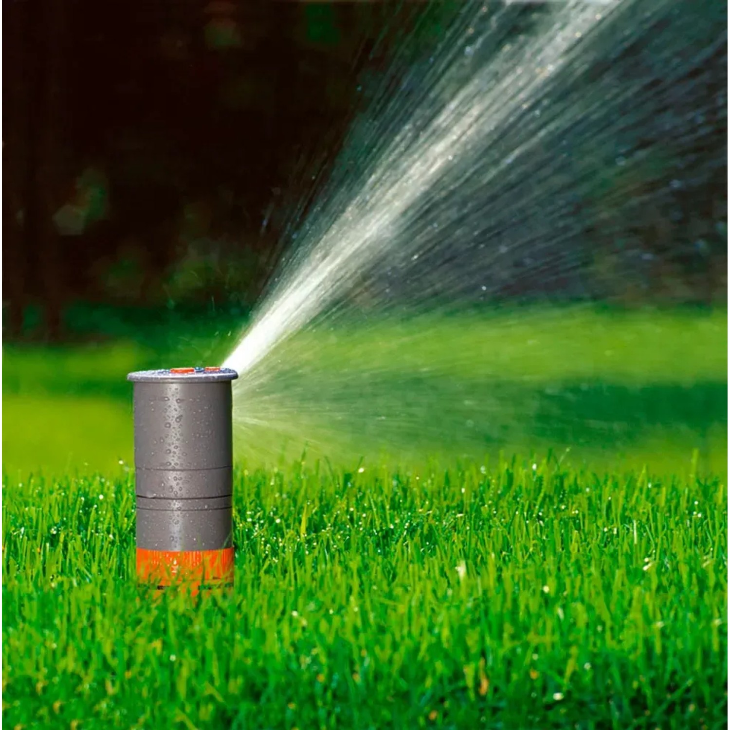 Gardena Turbinen-Versenkregner T 200 bewässert Rasenfläche. Sprinkler-System im Einsatz.