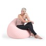 Rosa Sitzsack BeanBag Fluffy mit Herzmuster, 220 l, mit sitzender Person.