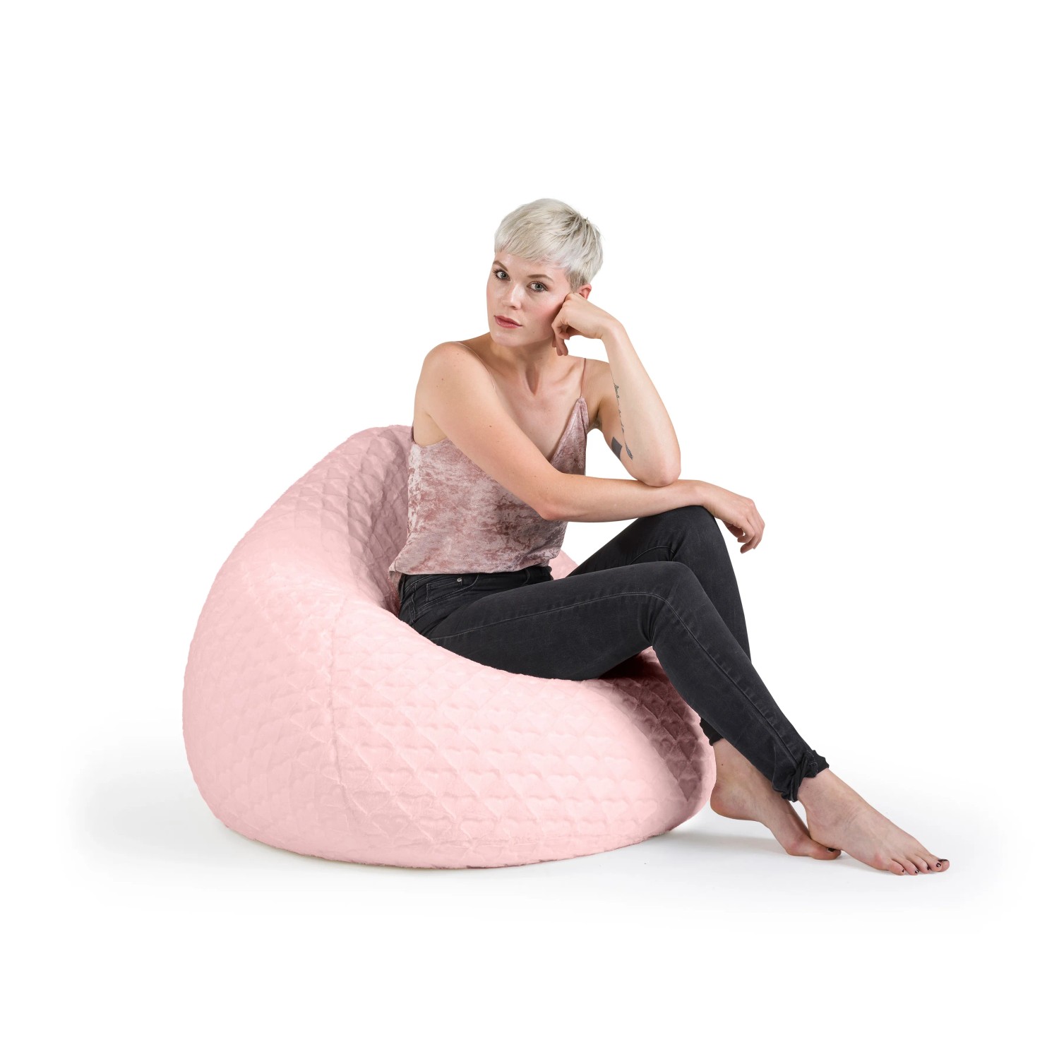 Rosa Sitzsack BeanBag Fluffy mit Herzmuster, 220 l, mit sitzender Person.