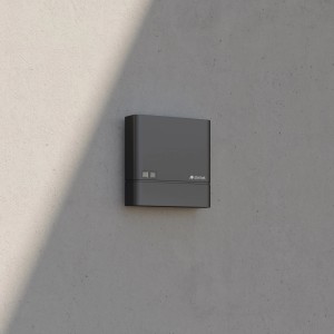 Steinel Dämmerungsschalter NightmatiQ in Anthrazit an einer Wand. Bewegungsmelder für Aussenbeleuchtung.