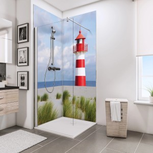 Schulte Duschrückwand mit Leuchtturm-Motiv über Eck im Badezimmer.