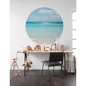 Selbstklebende Vliesfototapete Dot Lagoon (Ø 125 cm) mit Strandmotiv im Raum.