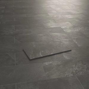 Verlegte, matte, schwarze Bodenfliese Mare Feinsteinzeug, Format 30,2x60,4 cm.