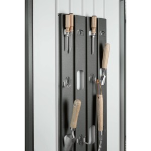 Biohort Geräteschrank innen: Dunkelgraue Werkzeughalterung mit Gartengeräten wie Spaten und Schraubendrehern.