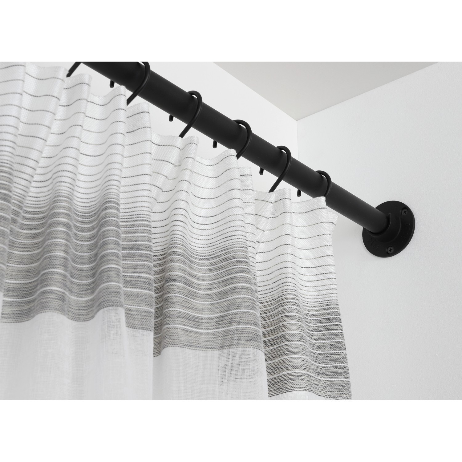 Gardinia Gardinenstange Industrial Home, Ø 25 mm, schwarz, 240 cm mit Vorhang.