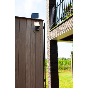 Anthrazitfarbene Lutec LED Solar-Wandleuchte Sunshine mit Bewegungssensor und separatem Solarmodul.