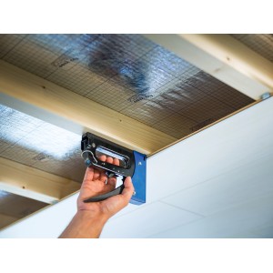 Handtacker von LUX beim Befestigen von Isoliermaterial an einer Decke.