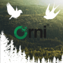 Orni Logo mit grüner Schrift und Vogelsilhouetten vor Waldkulisse. Wildvogelfutter Meisenknödel mit Insekten.