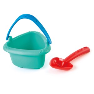 Hape Sandspielzeug: Grüner Babyeimer mit blauem Henkel und rote Schaufel für Outdoor-Spaß.