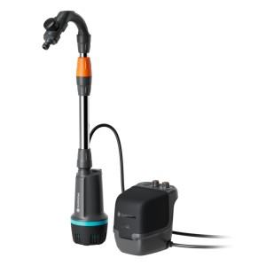 Gardena Akku-Regenfasspumpe 2400 ComfortAutomatic 18 V Set für die Gartenbewässerung.