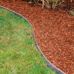 Bellissa Rasenkante aus verzinktem Metall, 118 cm, trennt Rasen von Beet.