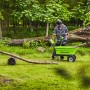 Greenworks Akku-Schubkarre G40GC im Einsatz im Garten. Der Helfer für den Transport von Lasten.
