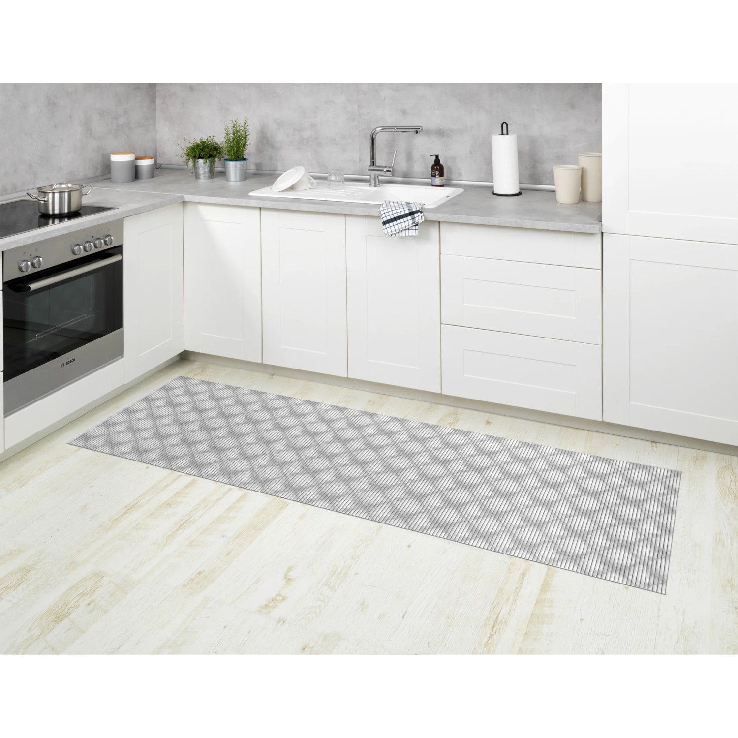 Wenko Badematte Flow Grau 65x200 cm im Küchenambiente. Vielseitiger, grau gemusterter Kunststoff-Vorleger.
