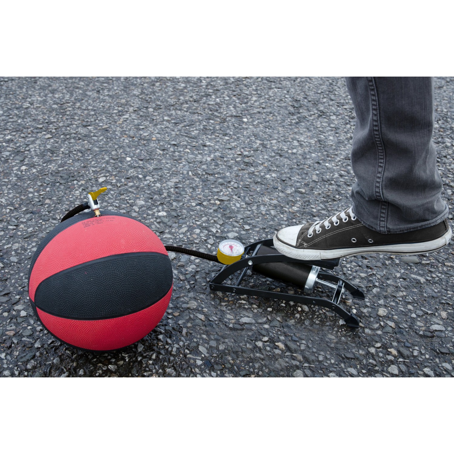 Fußluftpumpe von CMI mit Manometer beim Aufpumpen eines Balls.