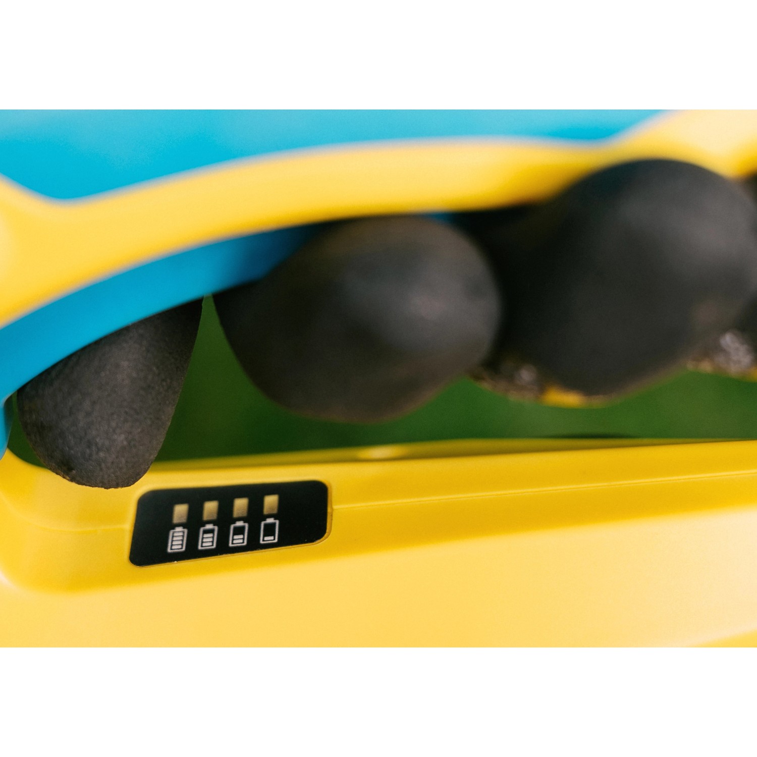 Detailaufnahme der Akku-Ladestandsanzeige der Gloria Gras- und Strauchschere FineCut Compact 18V.