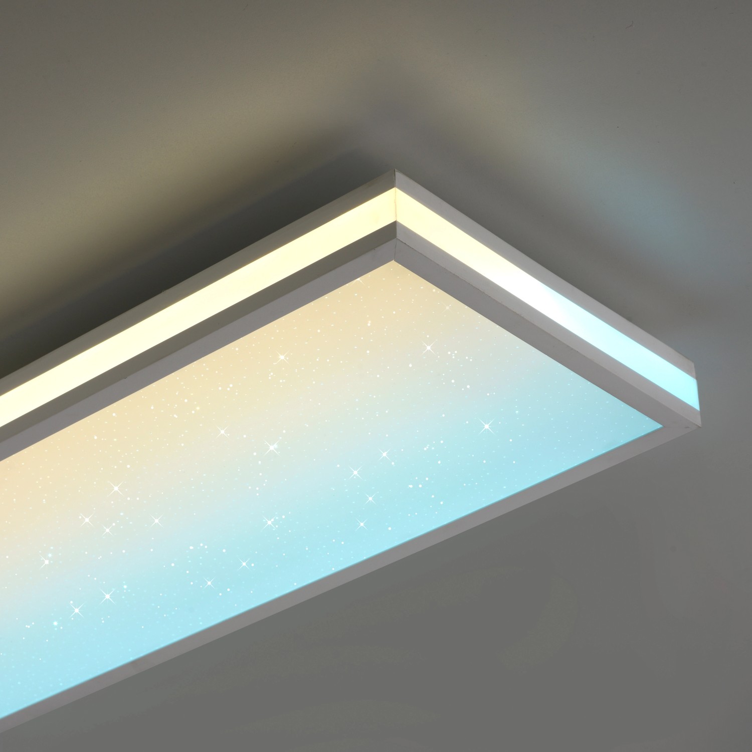 Weißes, dimmbares LED-Panel Mario mit Sternenhimmel-Effekt, 100x25 cm, für Deckenmontage.