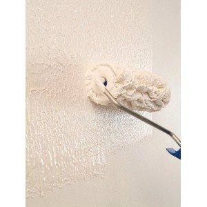 Auftragen von Knauf Easy Putz Schneeweiß mit einer Farbwalze auf eine Wand.