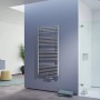 Ximax Badheizkörper C1 Chrom, gerade, 1636x600 mm an blauer Wand im Badezimmer.