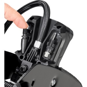 Detailaufnahme der Michelin Doppelzylinder-Fussluftpumpe Digital mit Adaptern.