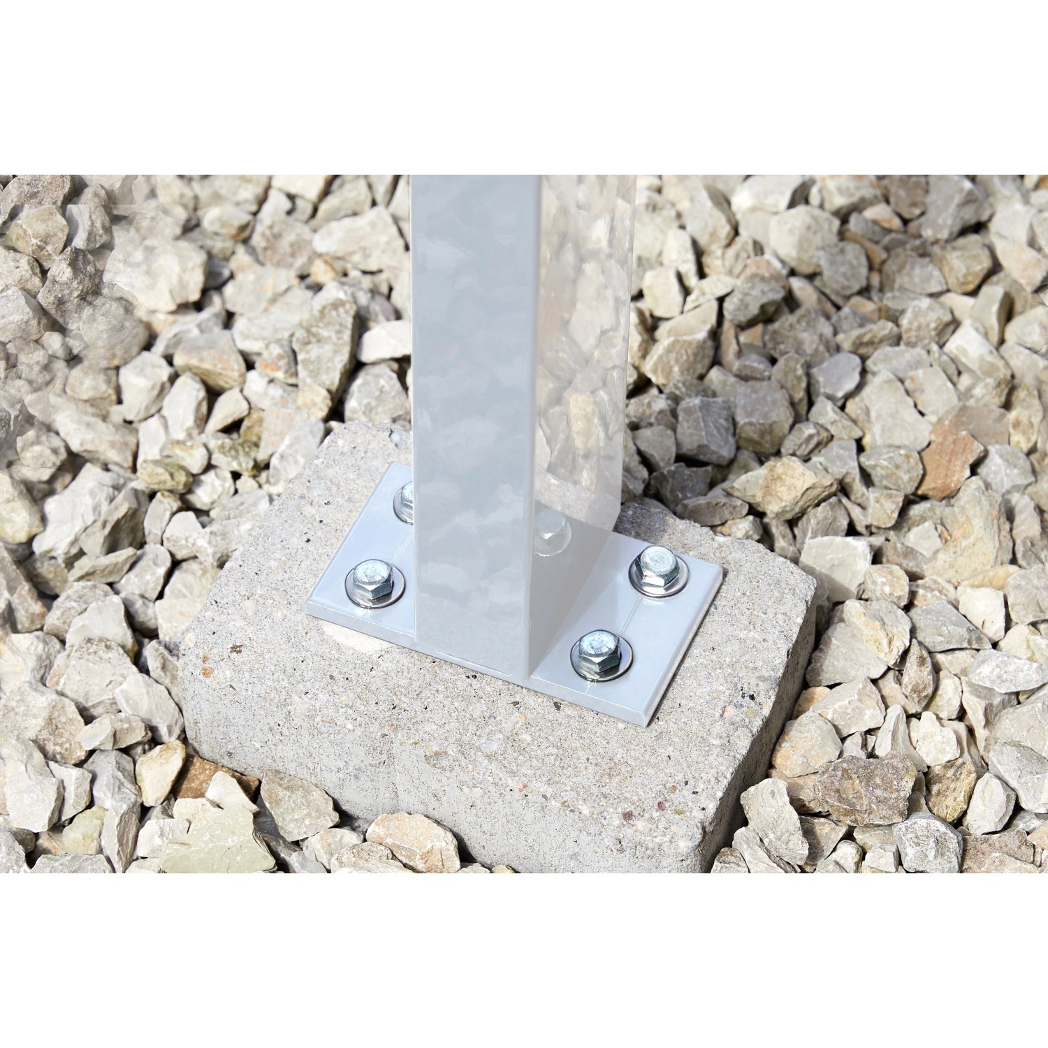 Detailaufnahme: Befestigungspfosten der weißen Gutta Terrassenüberdachung auf Betonfundament.