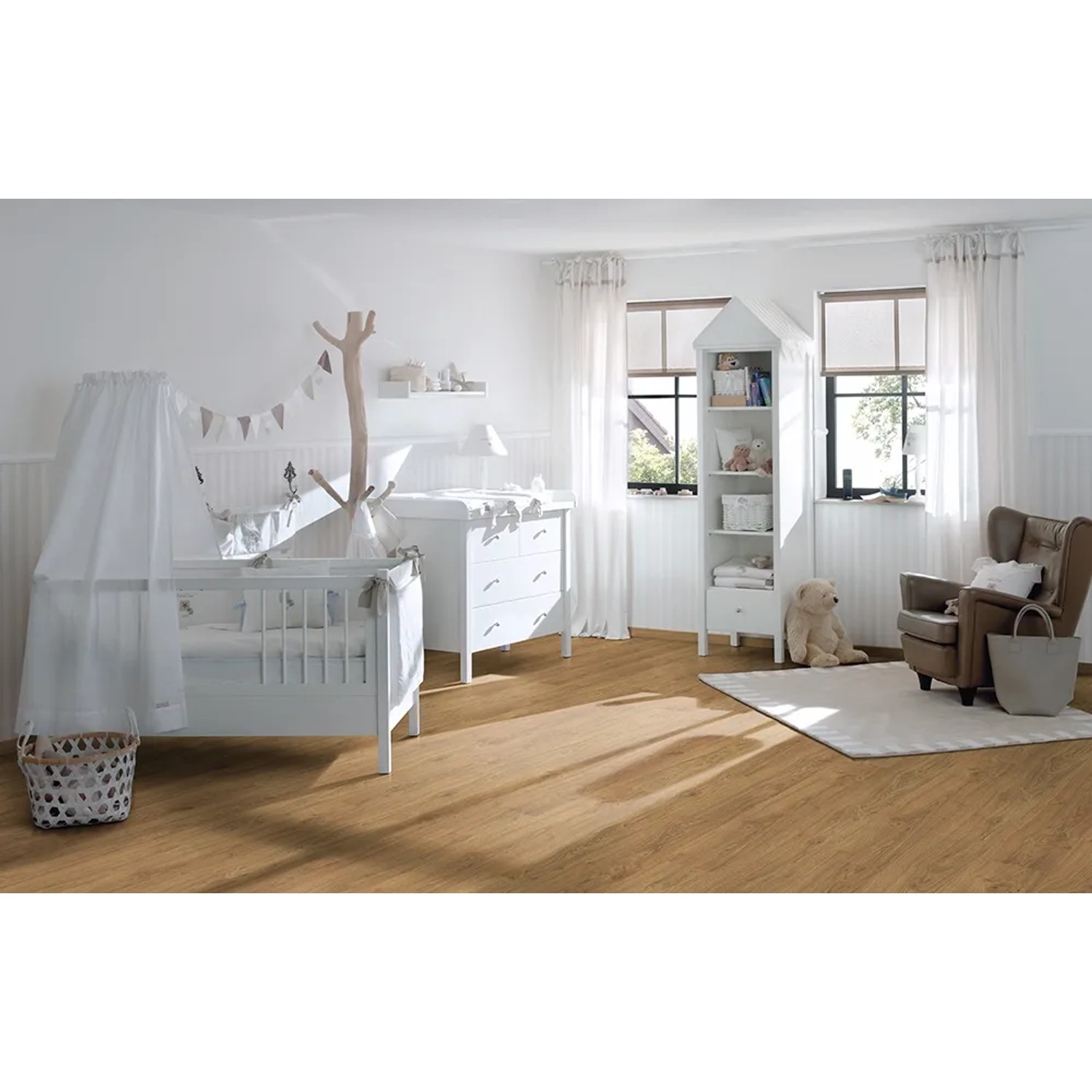 Verlegtes Egger Laminat Classic 8 mm Eiche Matera Honig im Kinderzimmer mit weißen Möbeln.