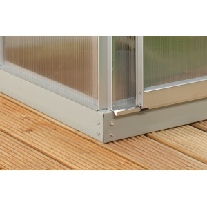 Stahlfundament Ida 900, Alu-Blank, H 6 cm, für Gewächshaus. Detailansicht der Ecke auf Holzterrasse.