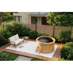 Finntherm Holz-Badefass Bergen (Ø 180 cm) im Garten mit Leiter und Sitzgruppe.