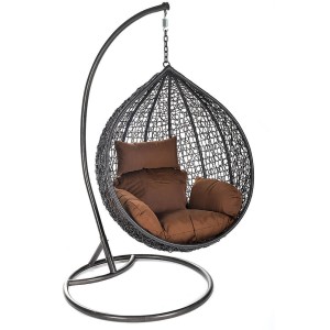 Grauer Home Deluxe Hängesessel Cielo aus Polyrattan mit braunen Kissen und Metallgestell.