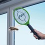 Grüne Gardigo Fliegenklatsche Bzzz im Einsatz gegen eine Fliege vor einem Fenster.