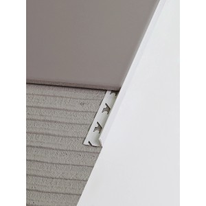 Graues, glänzendes PVC Winkelprofil (8x23x2500mm) als Fliesenschiene.