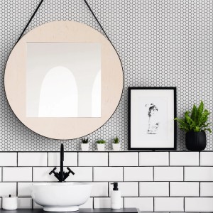 Badezimmer mit weißer Vliestapete mit Sechseckmuster "Hexagon Lattice" von Contour.