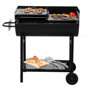 Schwarzes Tepro Grillfass Detroit Holzkohlegrill mit Grillgut und Ablage.