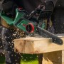 Bosch Akku-Kettensäge PKE18V-30-28 Solo im Einsatz beim Holzsägen.