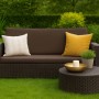 Braunes 3-Sitzer Gartensofa mit Kissen. Setgarden Techno Gartenkissen für Polyrattan Möbel.