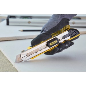 Stanley Cuttermesser FatMax™ 18 mm in Schwarz-Gelb schneidet Gipsplatte.