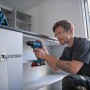 Bosch Professional Akku-Bohrschrauber GSR 18V-45 im Einsatz beim Möbelbau.