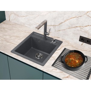 Anthrazitfarbenes, aufrollbares Abtropfgitter (45x28cm) von Helika neben einer Spüle mit Topf.