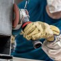Bosch Expert Vibration Control Handgriff M10 im Einsatz mit Winkelschleifer beim Metall schleifen.