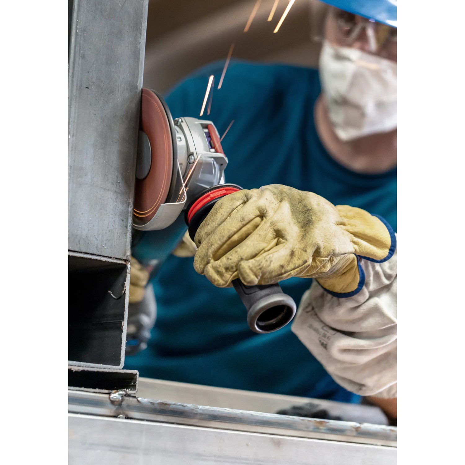 Bosch Expert Vibration Control Handgriff M10 im Einsatz mit Winkelschleifer beim Metall schleifen.
