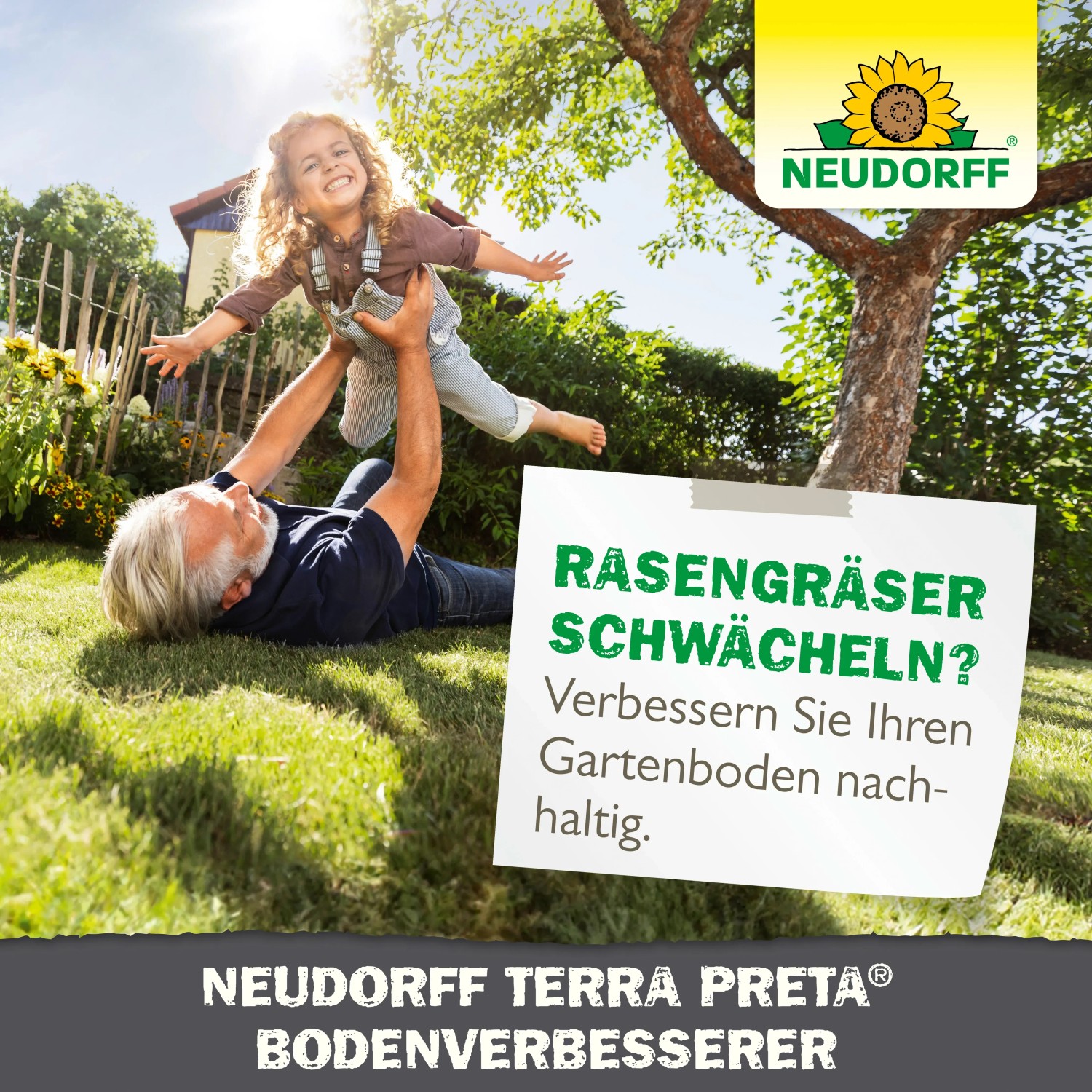 Vater hebt lachendes Kind im Garten hoch. Neudorff Terra Preta Boden-Verbesserer für gesunden Boden.