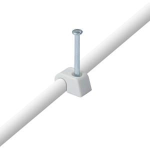 Weiße Expressschelle mit Nagel zur Kabelbefestigung (Ø 4-7mm).