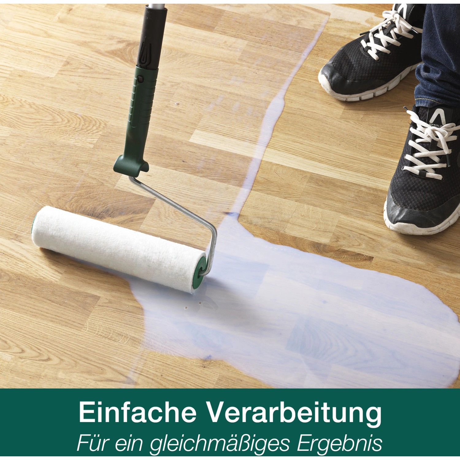 Auftragen von glänzendem Bona Home Parkettlack mit Farbroller auf Holzboden.