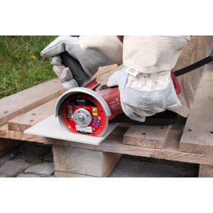 kwb Diamant-Trennscheibe Dünn 115mm im Einsatz mit Winkelschleifer zum Schneiden von Stein.