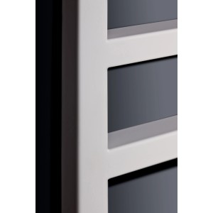 Detailaufnahme: Weißer Ximax Badheizkörper Pure mit Vierkant-Design und Mittenanschluss.