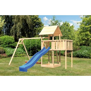 Karibu Spielturm Lotti mit Doppelschaukel, Anbauplattform und blauer Rutsche im Garten.